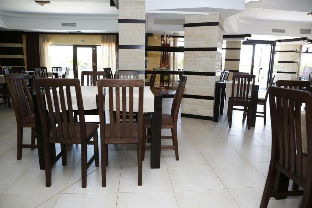 Hotel Crystal Palace Râmnicu Vâlcea Екстериор снимка
