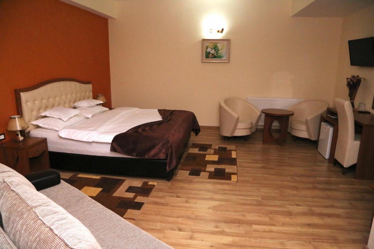Hotel Crystal Palace Râmnicu Vâlcea Екстериор снимка