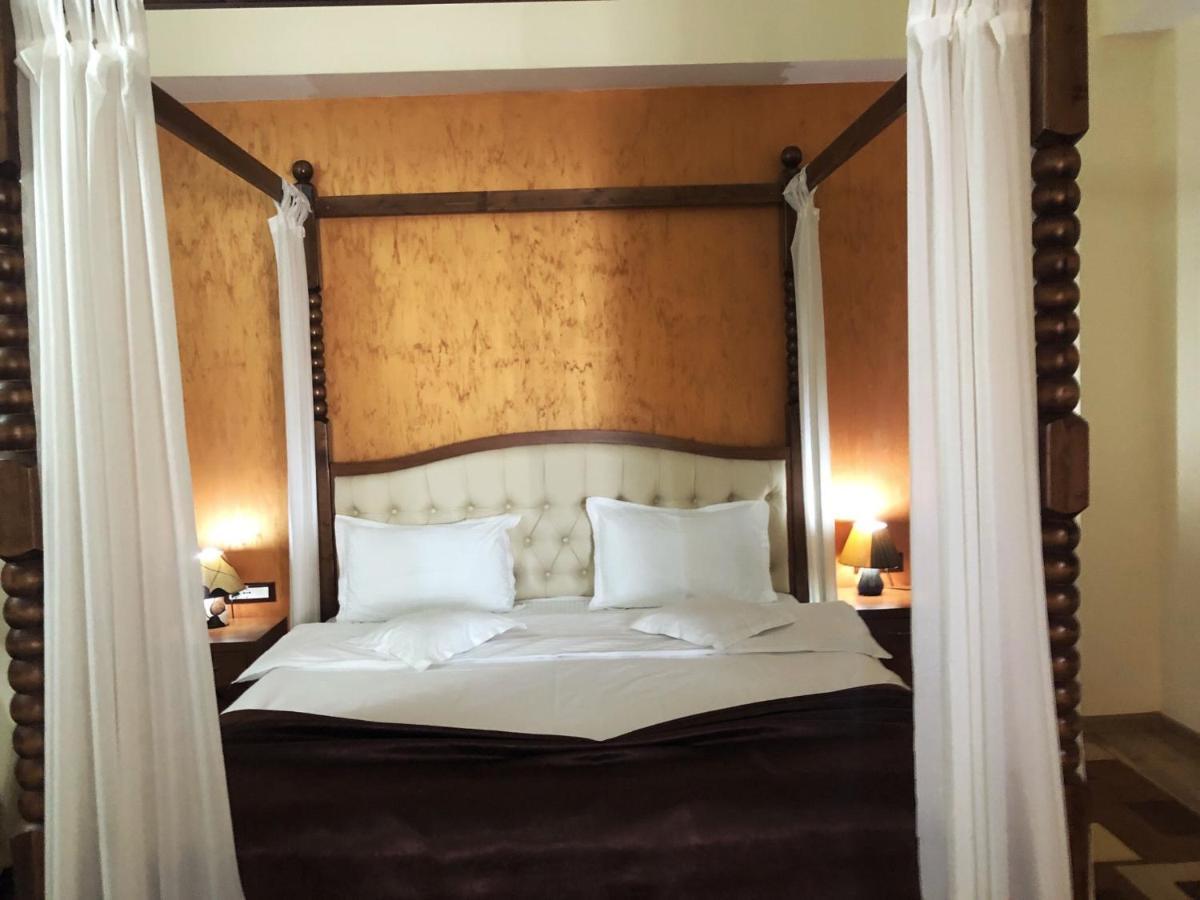 Hotel Crystal Palace Râmnicu Vâlcea Екстериор снимка