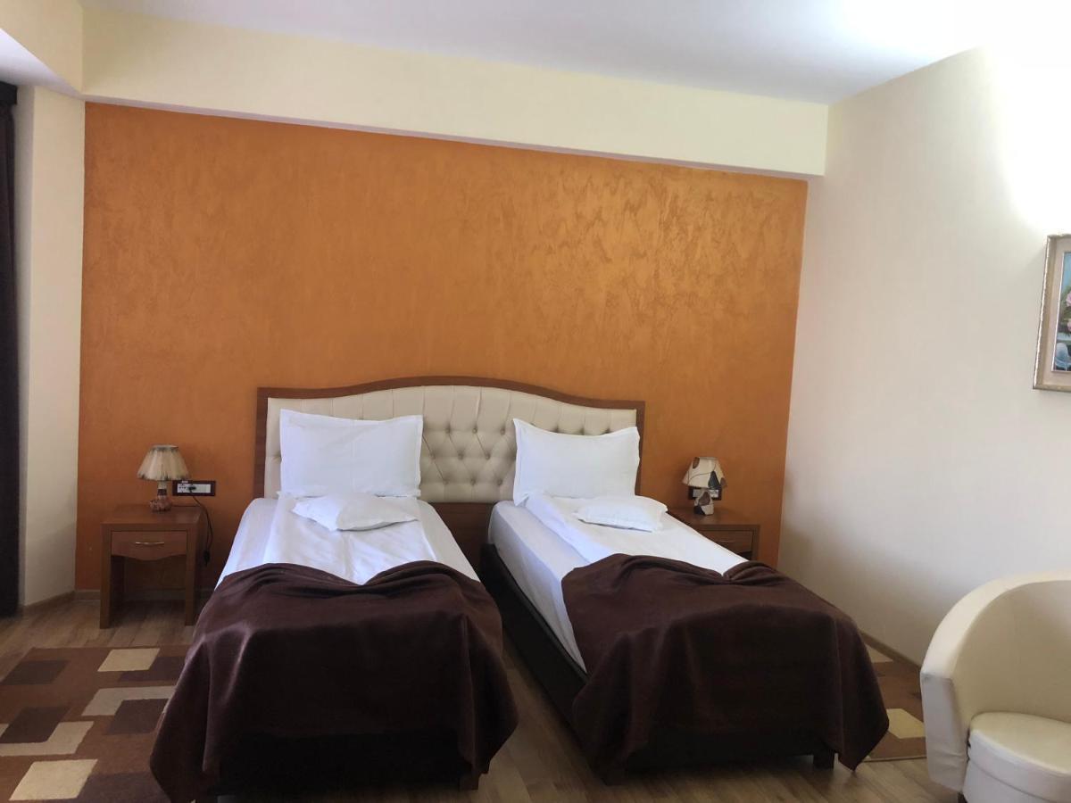 Hotel Crystal Palace Râmnicu Vâlcea Екстериор снимка