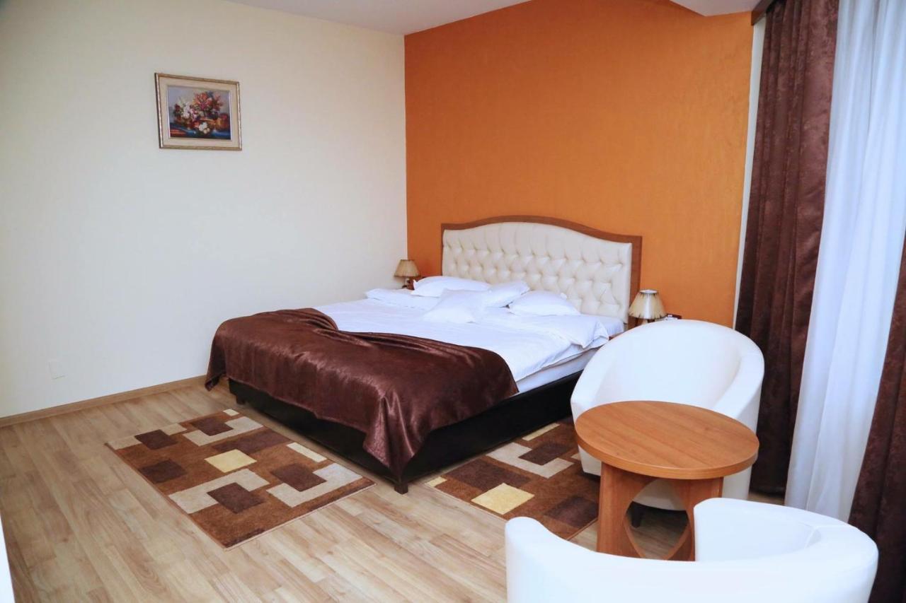 Hotel Crystal Palace Râmnicu Vâlcea Екстериор снимка
