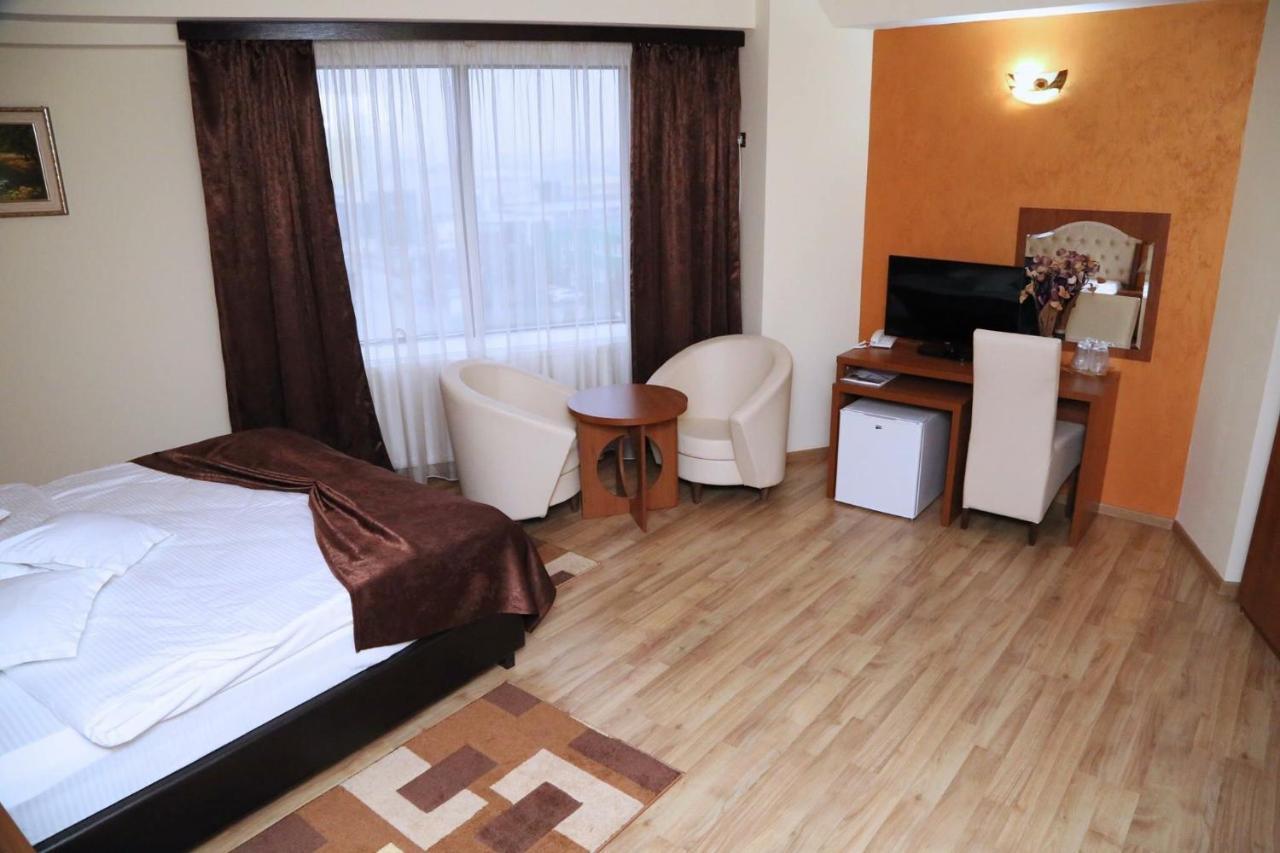 Hotel Crystal Palace Râmnicu Vâlcea Екстериор снимка